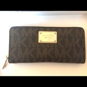 Michael Kors Zippy Wallet